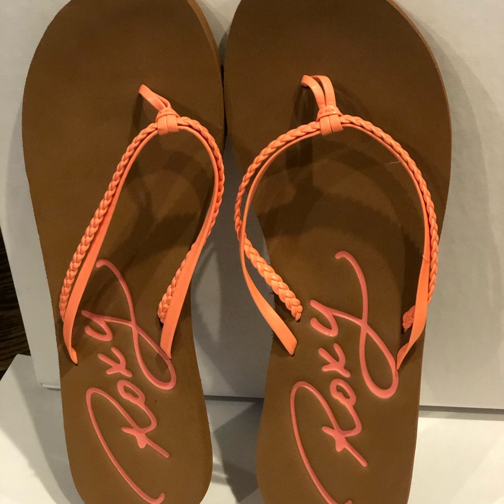 Roxy flip flops size 8, coral colored